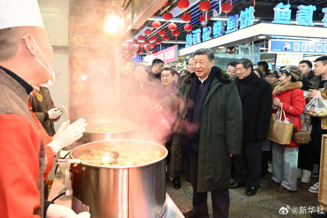 习近平察看春节市场供应：希望你们的生活像糖果一样甜甜美美