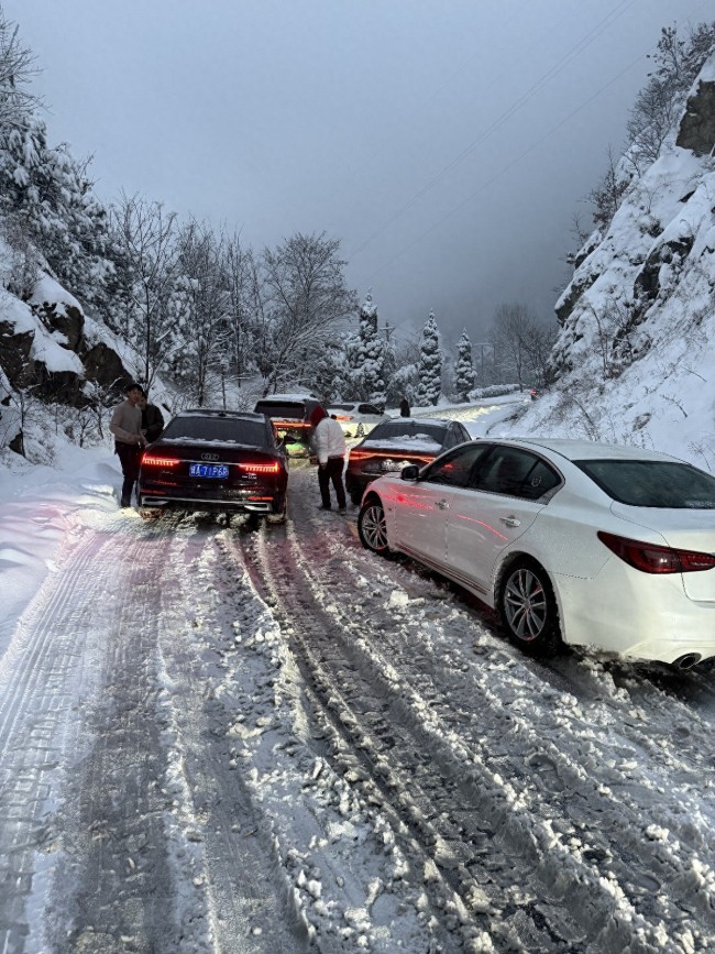 河南暴雪多車被困：有防滑鏈也開不了