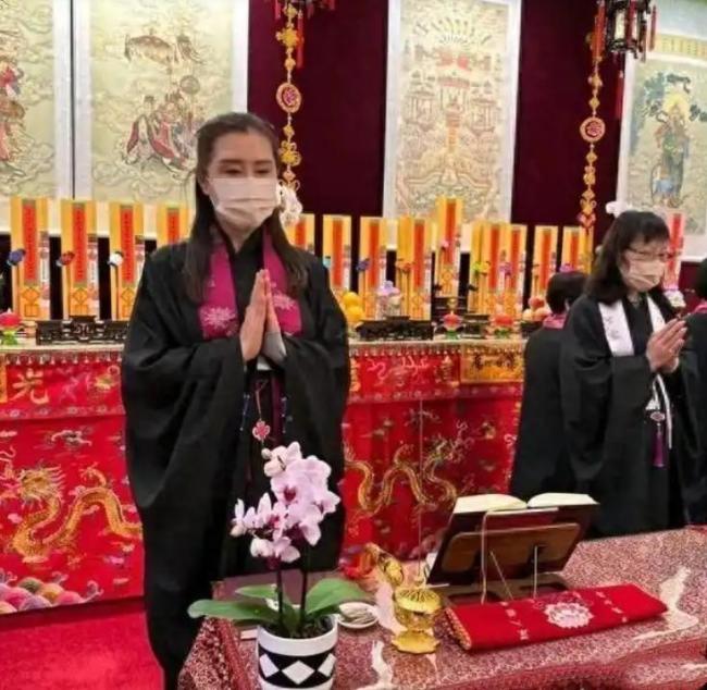 58岁王祖贤现身寺庙 昔日女神低调礼佛