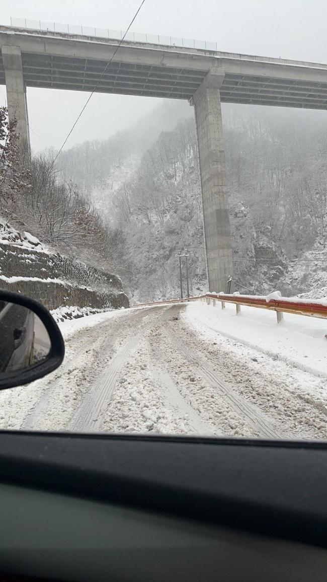 暴雪阻路 眾人合力推車互助 寒冬中的溫暖相助