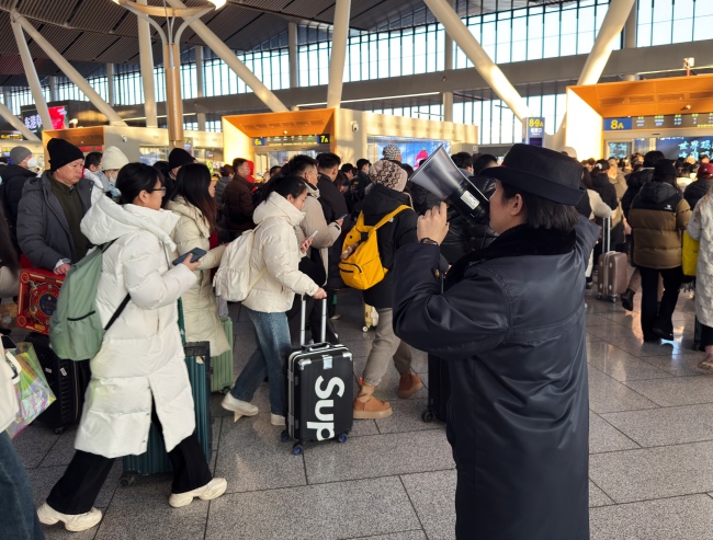 北京朝阳站迎客流高峰 交通枢纽便捷旅客返乡