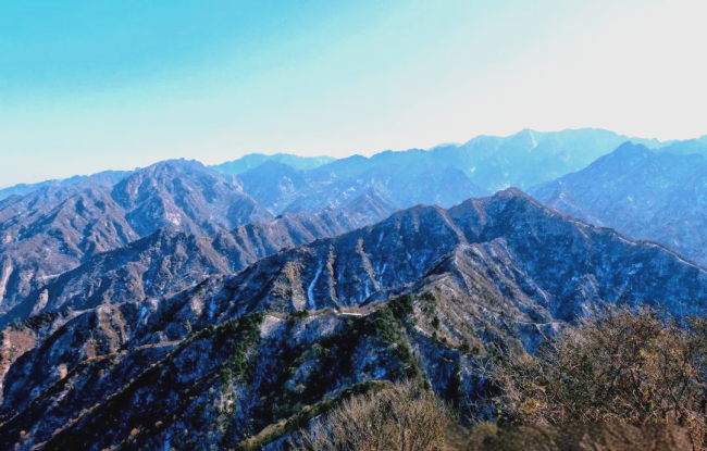 雪后秦嶺終南山銀裝素裹 紅幡祈愿映白雪