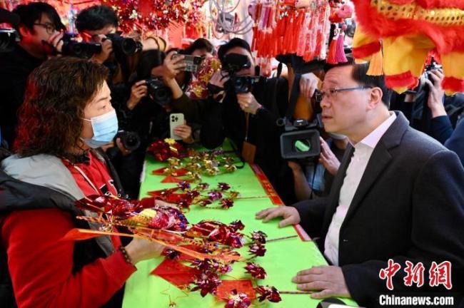 香港特首冀市民開(kāi)心過(guò)蛇年