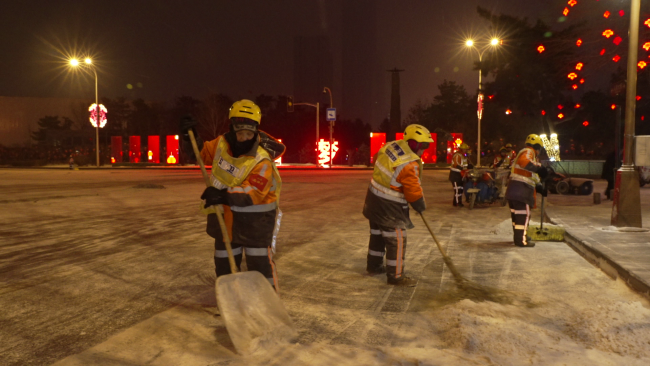 长春组织清雪保障市民出行 雪中清雪循环作业