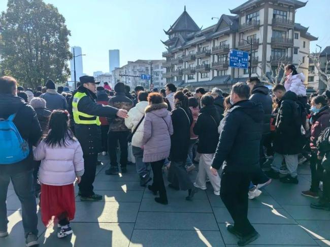 上海多个景点“人从众” 春节旅游热度爆棚