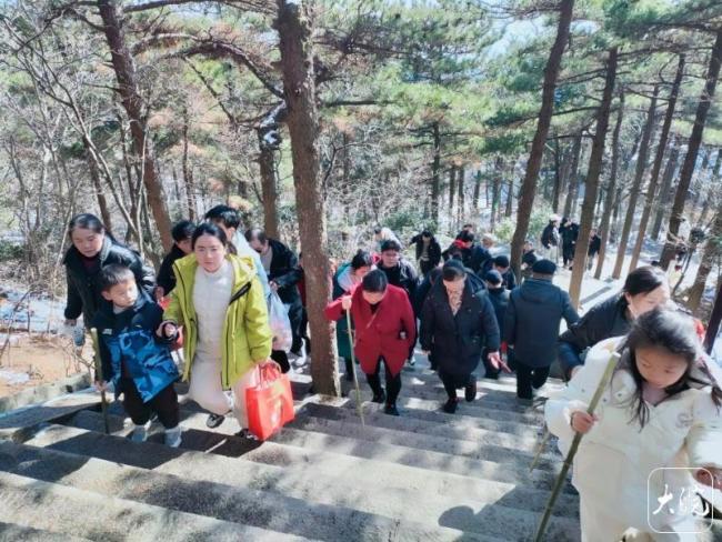 天柱山大年初一迎来新春热潮