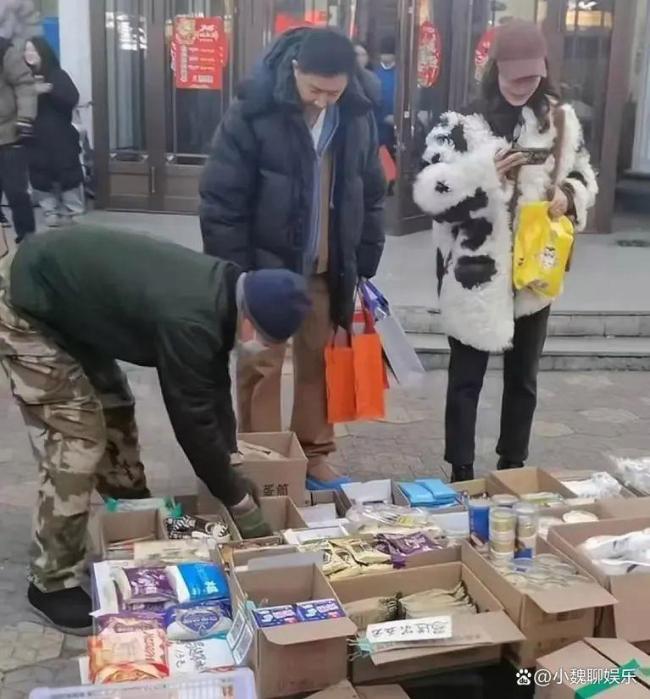 韓庚盧靖姍一家新年合照 接地氣的超市購物之旅