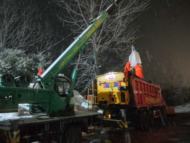 河南高速人與冰雪賽跑守護(hù)春運(yùn)平安 晝夜鏖戰(zhàn)保暢通