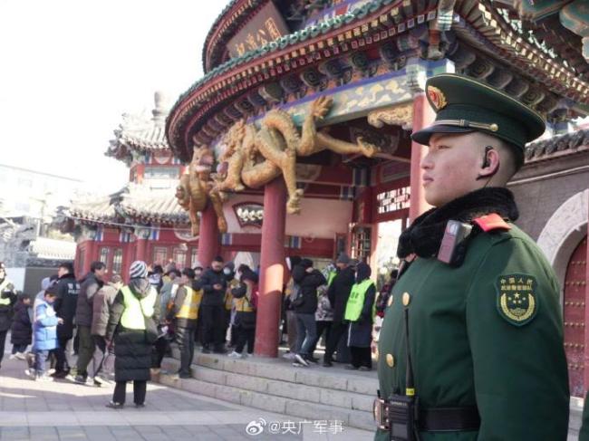 武警官兵存眷防守景区旅客 护航吉祥过年