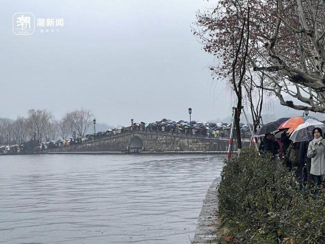 西湖邊游船排了上百米 雨中熱情不減