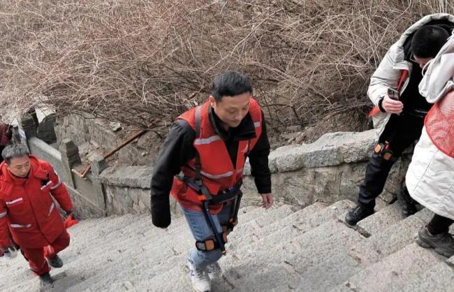 泰山上新登山助力機(jī)器人 科技感滿滿助攀登