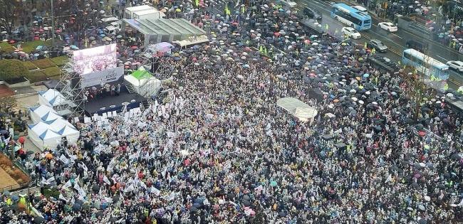 上万韩国人挥舞美韩国旗 冒雨替尹锡悦喊冤