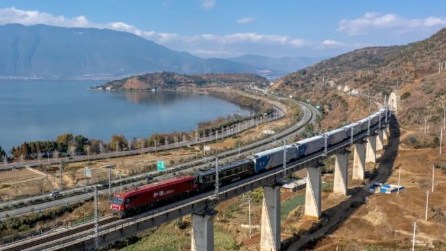 坐火車竟然偶遇“白娘子”,？旅客：真應景,！