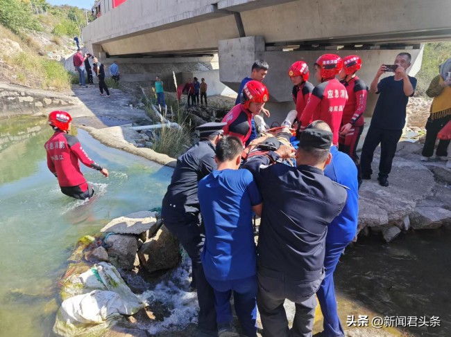 男子游玩溪谷摔傷 消防民警聯(lián)合救援 緊急救援行動成功