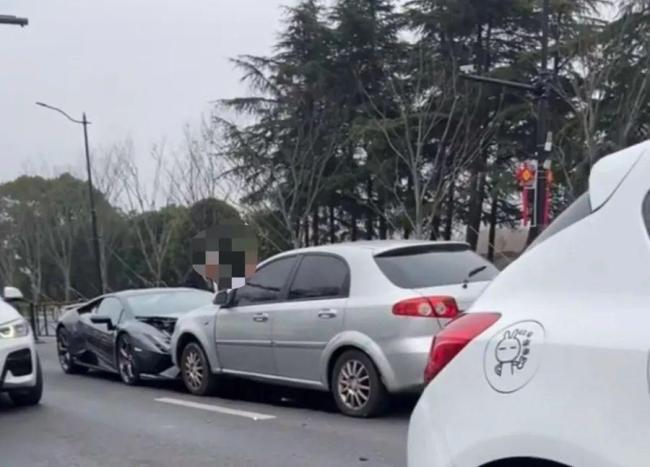 一轿车冲入逆向车道撞上跑车