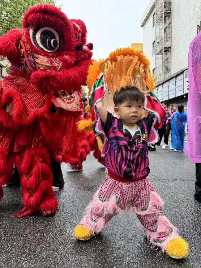 當(dāng)醒獅遇上“尿布獅” 文化碰撞新火花