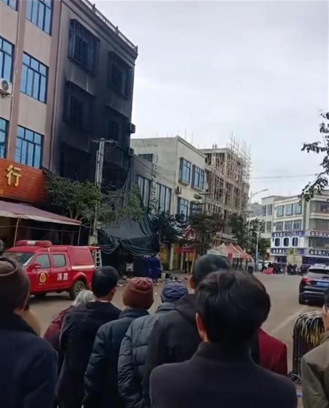 官方回应商铺深夜起火殃及楼上住宅