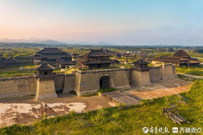 《封神》劇組重回拍攝地青島 春節(jié)檔票房創(chuàng)新高