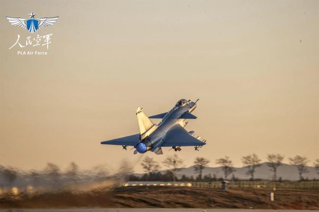 亮劍云端！南部戰(zhàn)區(qū)空軍航空兵組織跨晝夜飛行訓(xùn)練