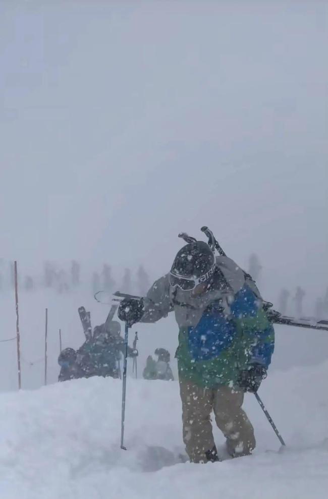 日本降雪持續(xù)多個航班被取消 寒潮引發(fā)生活混亂