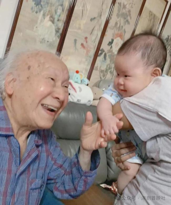 突傳死訊,！香港知名老戲骨在睡夢中離世,，去年100歲生日四代同堂 安詳離去享高壽