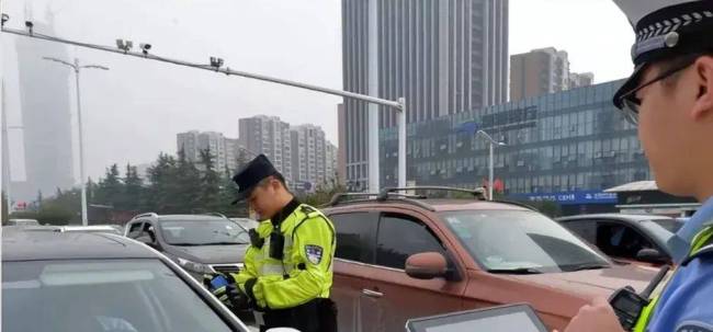 老人闯红灯被定全责不服反问交警 公正执法获网友点赞