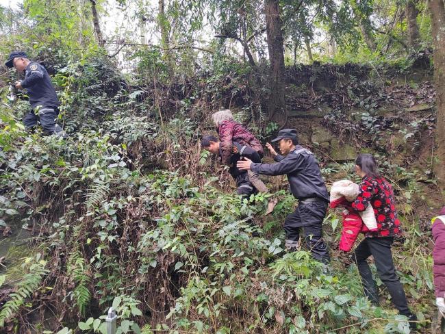 85岁老母亲失联2天后在淤泥中找到 幸及时获救脱离危险