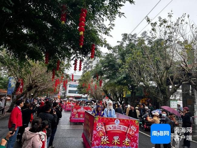 换花节百年民俗“装马匹”巡游现场 传统文化的魅力再现