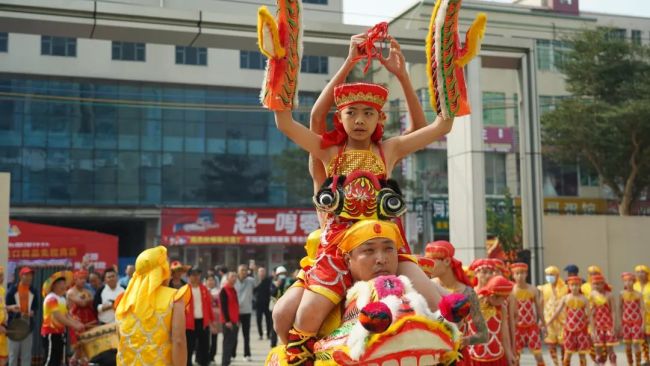 民俗巡演隊(duì)伍在東海島演出“人龍舞” 傳統(tǒng)與現(xiàn)代的交融