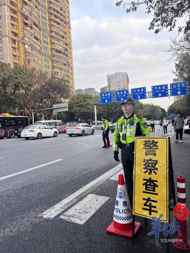 廣州交警開學(xué)首日查車