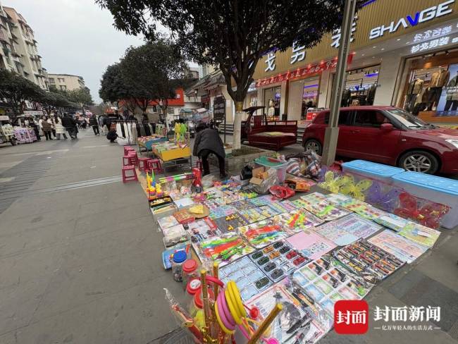 “正義大爺”驅(qū)趕“斷腿”行乞人員 網(wǎng)友點贊支持打假