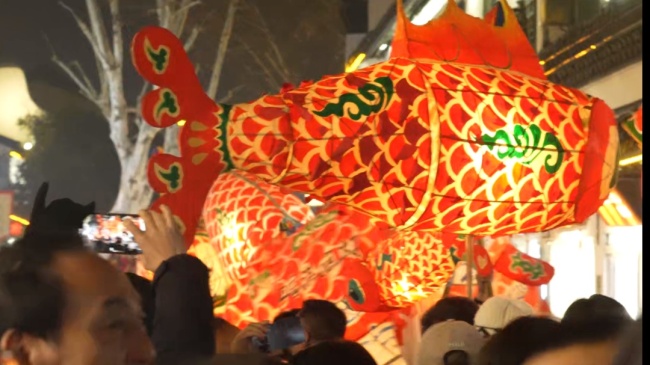 嘉定州橋老街魚燈巡游鬧元宵 中外共慶非遺年