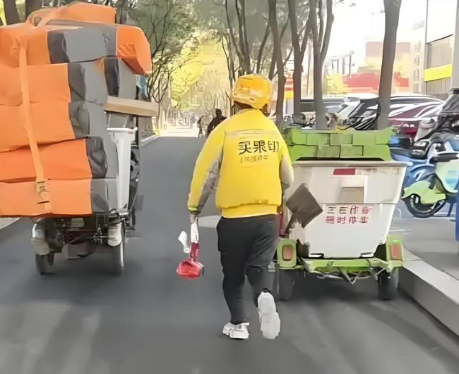 小伙因身体缺陷跑步送外卖 感动背后的辛酸与思考