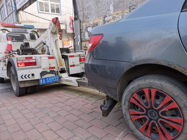 一條路5輛僵尸車同屬一人 交警行動(dòng) 集中清理還路于民