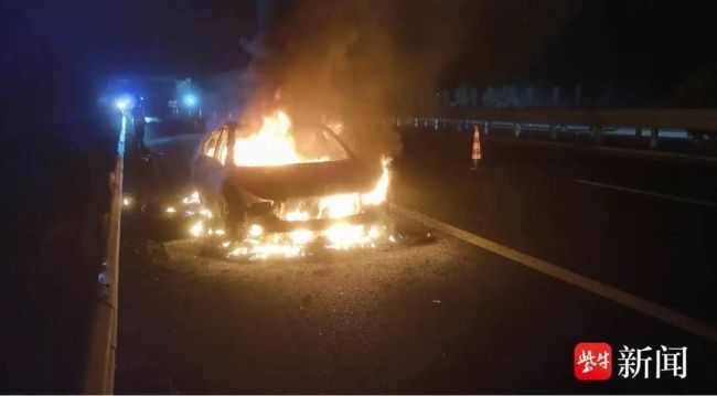 小車在車庫自燃燒成光架子 火勢失控殃及多車