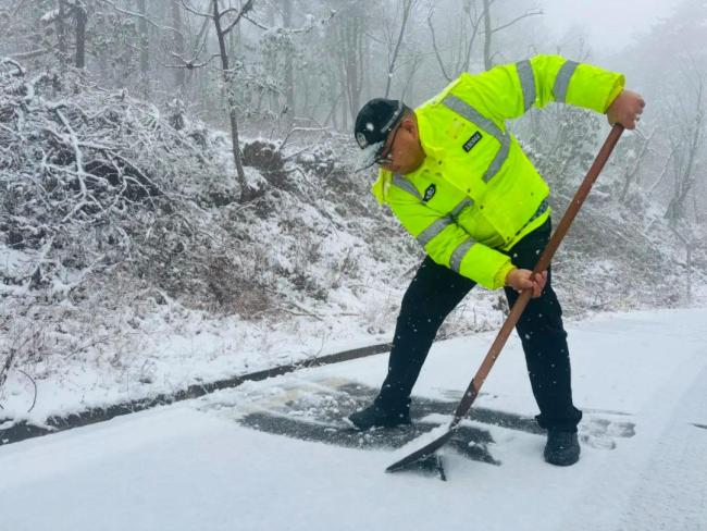 “驢友”進(jìn)山賞雪被困 警方緊急救援 雪景雖美安全第一