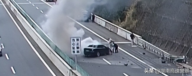 司機(jī)行車途中喝水 車子撞山起大火 分心駕駛釀悲劇