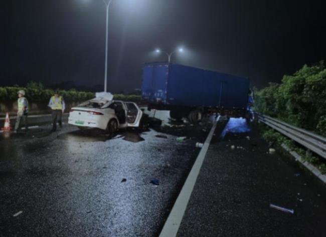 順風(fēng)車追尾貨車致3死 細節(jié)披露