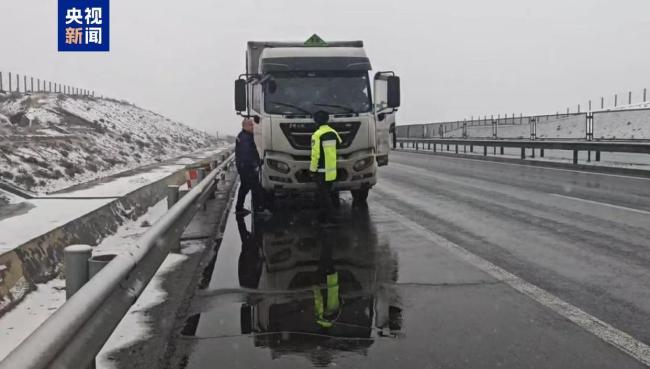 受天氣影響甘肅河南多條高速管制 雪雨導(dǎo)致交通限行