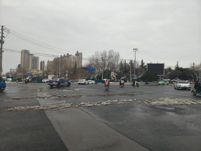 济南多条主干道积雪已清除