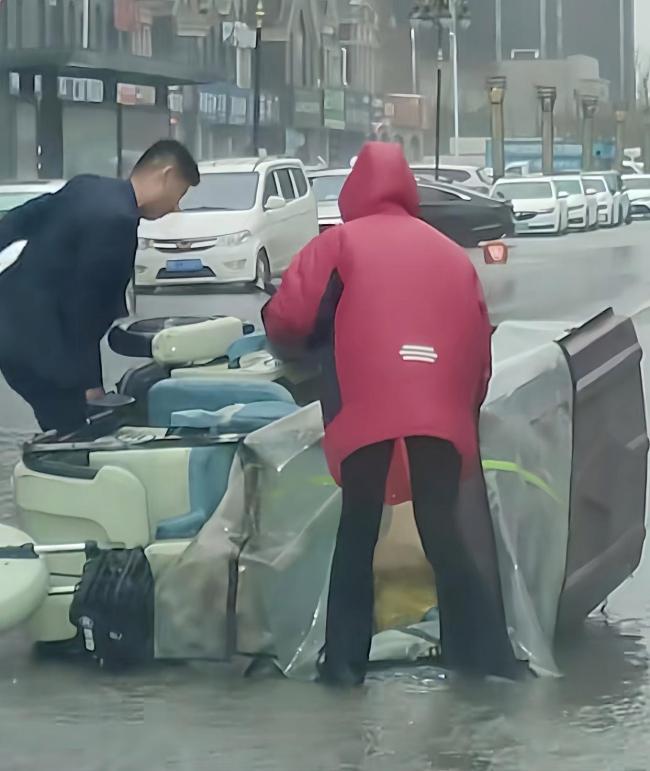 母女騎三輪被風(fēng)刮倒男子幫忙扶車 暴雨中的溫暖援手