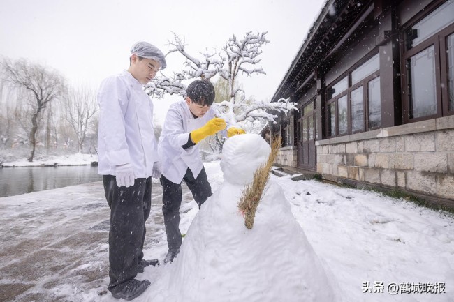 济南：明湖雪景醉游人 童话王国般的冬日奇观