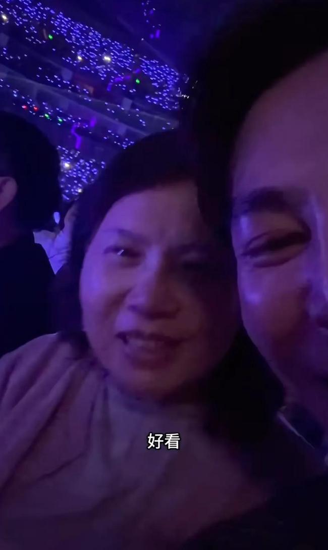 孙坚带妈妈去看刀郎演唱会 母子共享音乐之夜