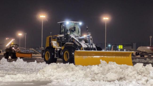 暴雪天氣中航班如何保證起降安全 機(jī)場高效除冰雪保飛行