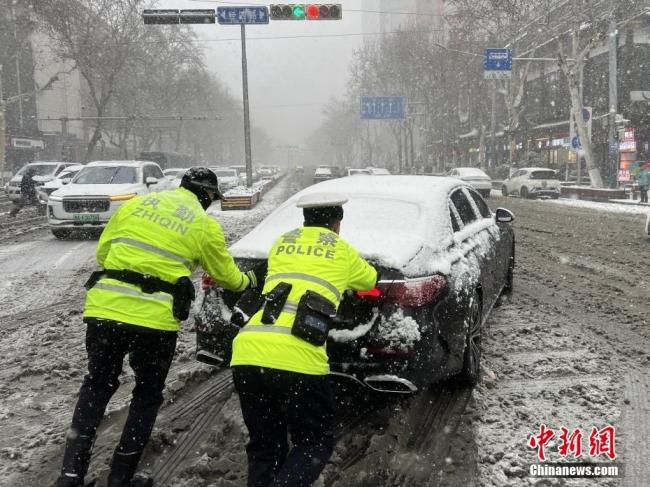 交警暴雪疏导车辆一夜冻成“雪人”