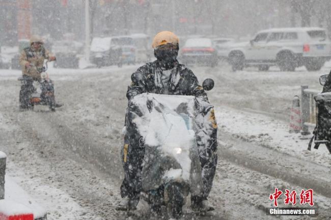 山東多地暴雪 武警鏟雪推車 寒潮致交通受阻