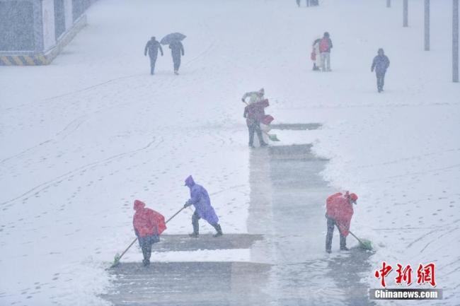 交警暴雪疏导车辆一夜冻成“雪人” 寒潮下的坚守