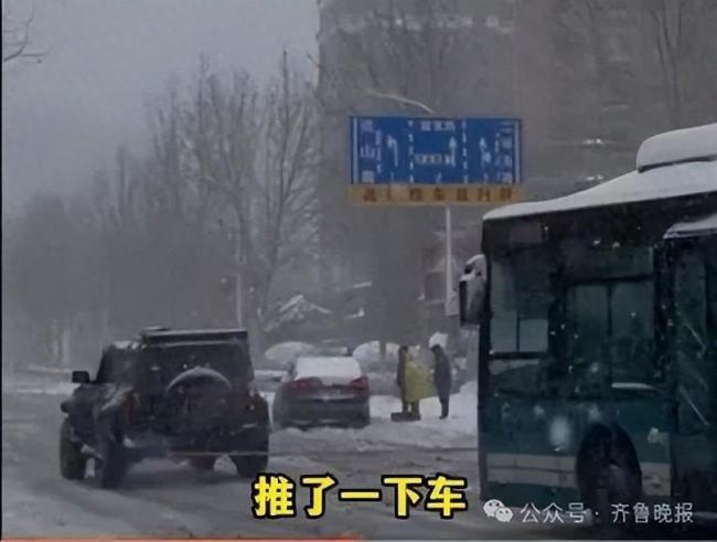 魯A55X7E暴雪中拖完公交拖掃雪車