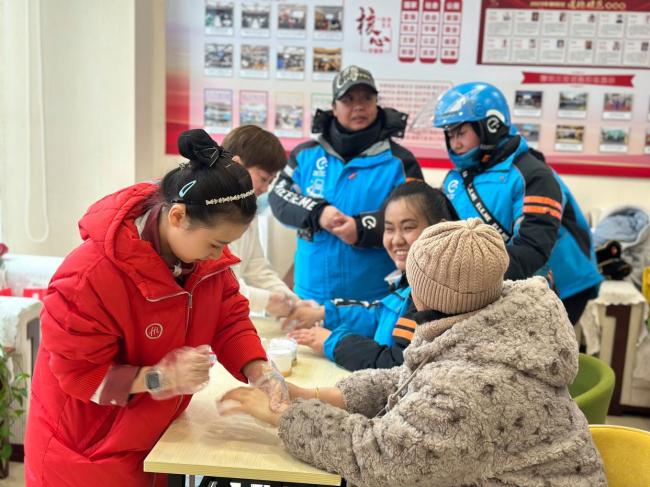 外卖女骑手收到节日礼物 温暖关怀绽放笑容
