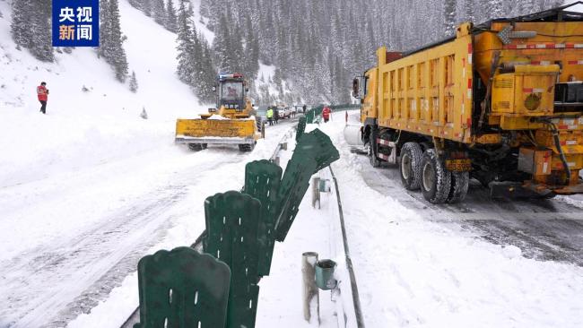 新疆伊犁連霍高速山區(qū)路段出現(xiàn)雪崩 交通受阻搶險中